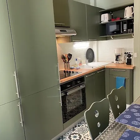 A Lorraine Fshh Apartment *