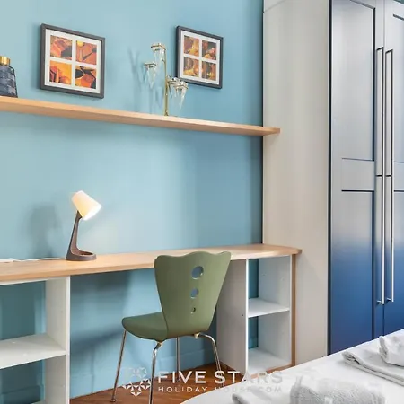 A Lorraine Fshh Apartment *